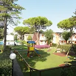 And Bright Flat With Pool Apartman Bibione