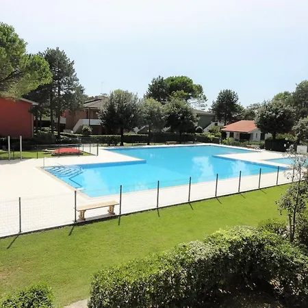 And Bright Flat With Pool