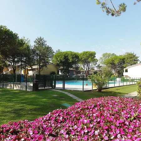 And Bright Flat With Pool