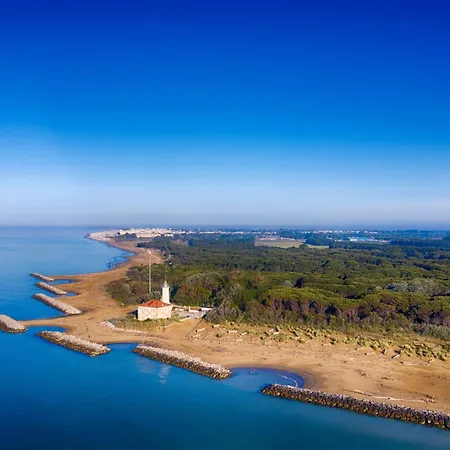 And Bright Flat With Pool *