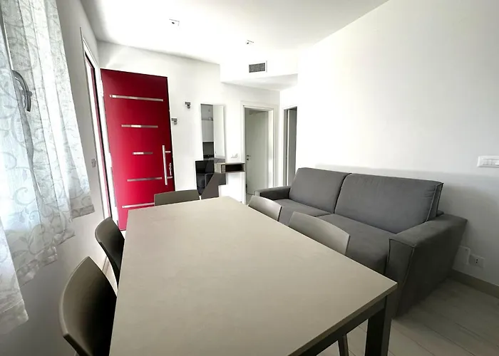 And Bright Flat With Pool Бібіоне