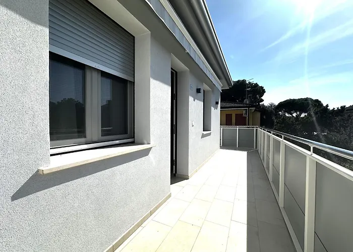 Апартаменти And Bright Flat With Pool Бібіоне